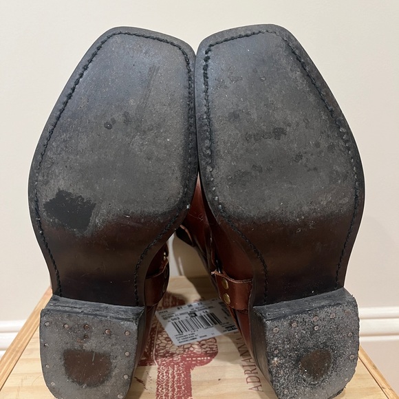 Brown leather cowboy boots with a slight heel - Picture 7 of 7